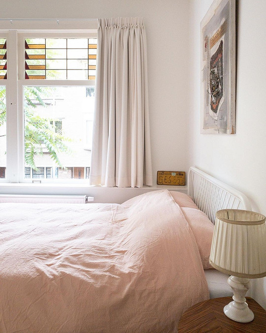 Біле ліжко ІКЕА в інтер'єрі спальні: легкість та мінімалізм в дизайні