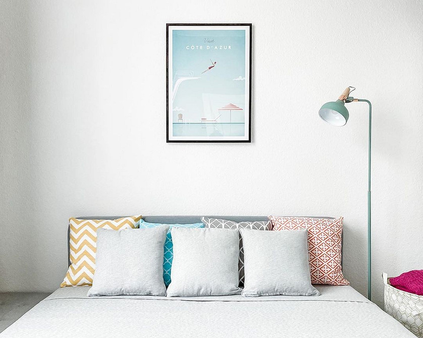 Ліжко ІКЕА у світлій спальні: відчуття простору та легкості в інтер'єрі.