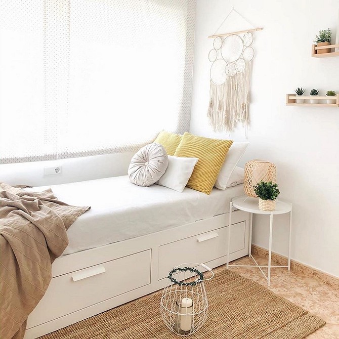Надихаючий інтер'єр спальні з ліжком ІКЕА для комфортного відпочинку