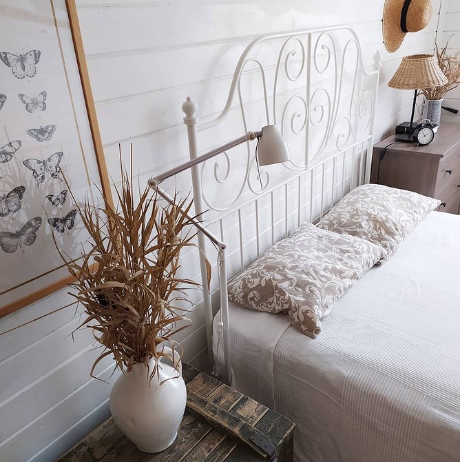 Дизайн спальні з сучасним ліжком ІКЕА, що створює атмосферу затишку