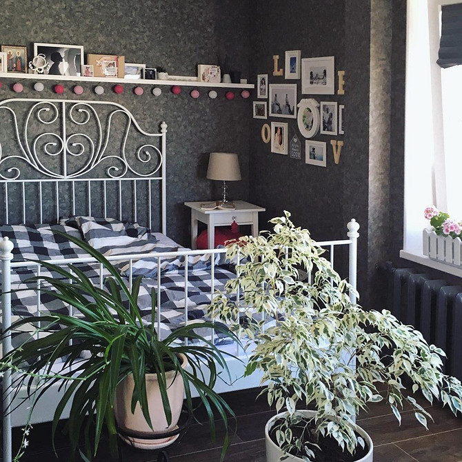 Функціональне ліжко ІКЕА в спальні, що поєднує комфорт і стиль