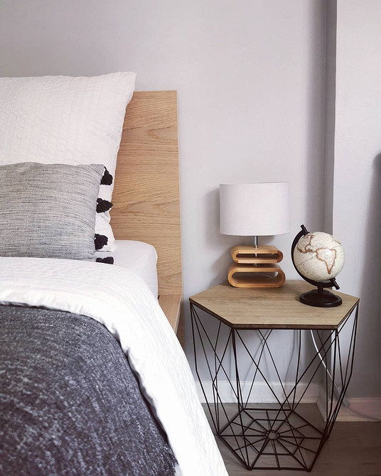 Спальня в скандинавському стилі з ліжком ІКЕА Хемнес, текстилем та дерев'яними елементами