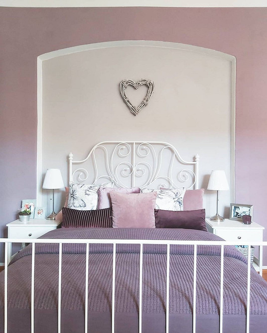 Затишна спальня з ліжком ІКЕА, що забезпечує максимальний комфорт