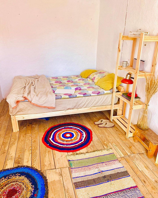 Сучасна спальня з ліжком ІКЕА, що ідеально підходить для будь-якого інтер'єру.