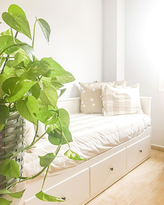 Ліжко ІКЕА Хемнес в інтер'єрі спальні: класичний дизайн та комфорт.