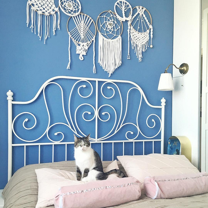 Стильна спальня з ліжком ІКЕА, що відповідає сучасним трендам дизайну