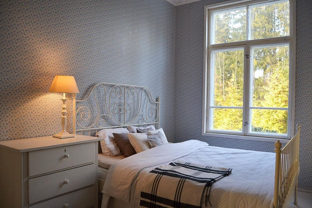 Практичне ліжко ІКЕА в невеликій спальні, що економить простір