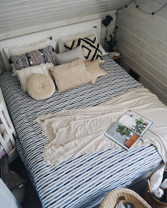 Біле ліжко ІКЕА в світлій спальні: ніжність та легкість в інтер'єрі.