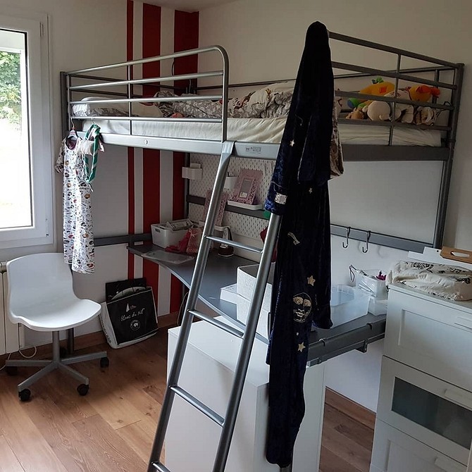 Ліжко ІКЕА Хемнес в класичному інтер'єрі спальні: елегантність та стиль.