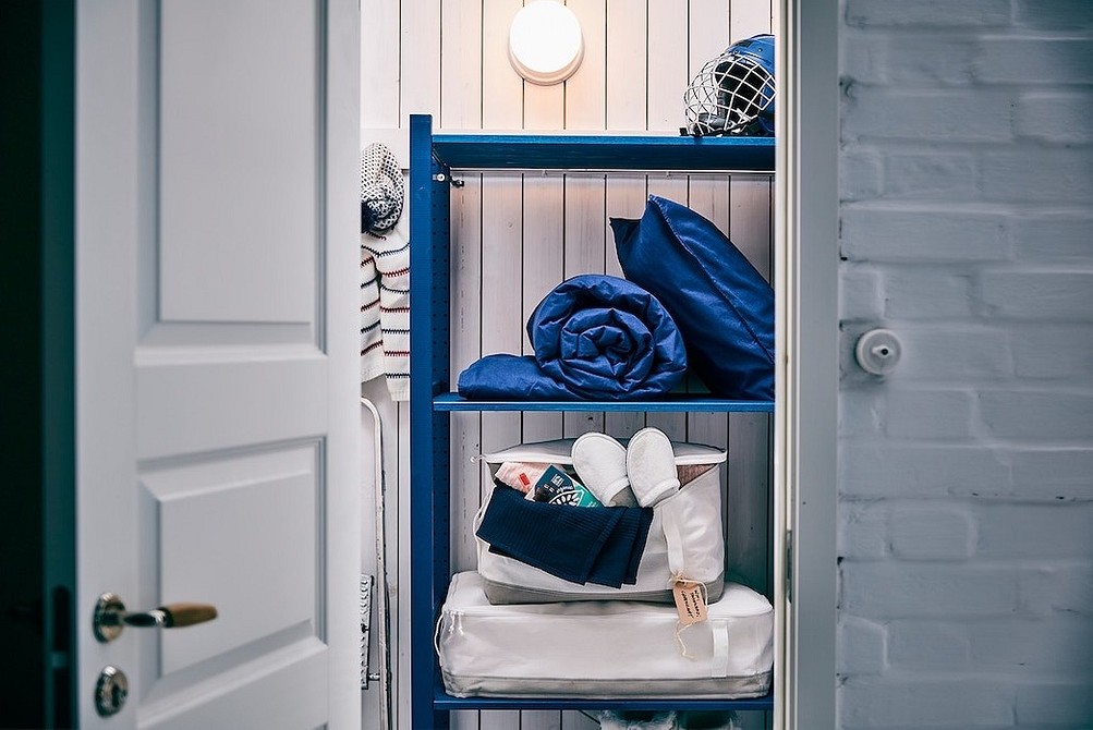 Відкритий стелаж ІКЕА в кухні для зберігання посуду та кухонного приладдя