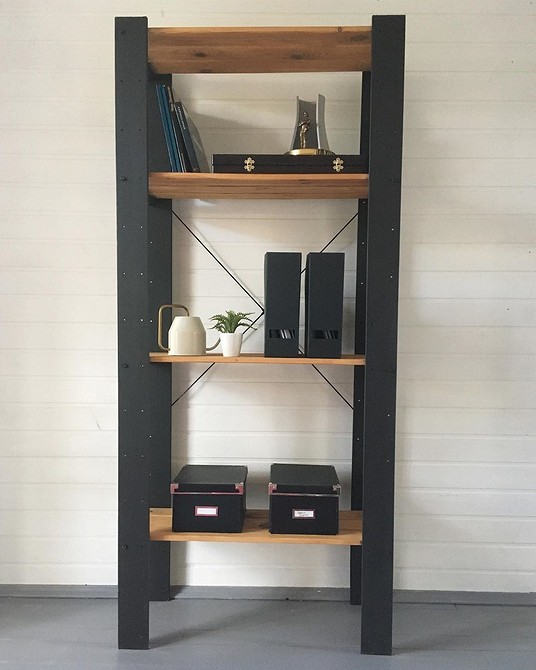 Дитяча кімната з яскравим та функціональним стелажем ІКЕА для іграшок та книжок.