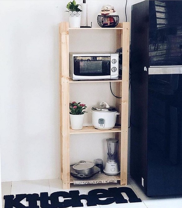 Стильний кабінет з білим стелажем ІКЕА, що ідеально підходить для зберігання документів та книг.