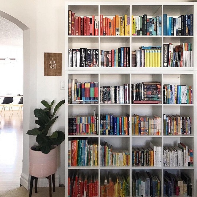 Модульні стелажі ІКЕА для зонування простору, стильний роздільник кімнати в сучасному інтер'єрі.