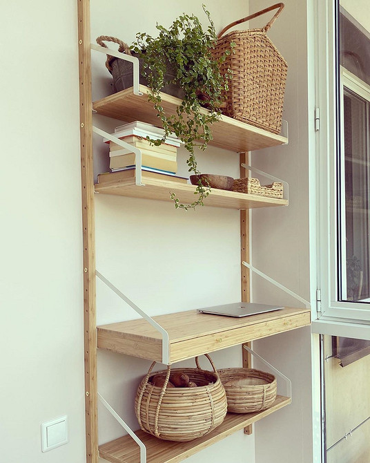 Стелаж ІКЕА для книг в бібліотеці, ідеальне рішення для великої колекції літератури.