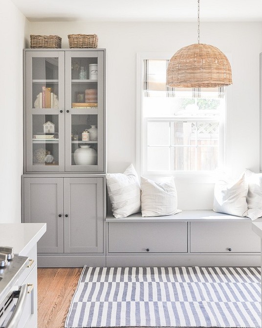 Системи зберігання ІКЕА: практичний стелаж для зберігання одягу та аксесуарів у спальні.