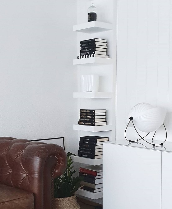 Дерев'яний стелаж ІКЕА в скандинавському стилі: натуральні матеріали та затишок