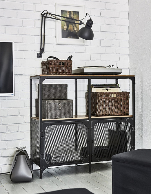 Стелаж ІКЕА в кутку кімнати, ефективне використання простору для зберігання речей.