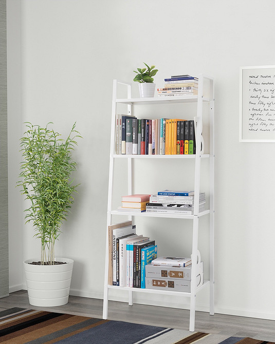 Невеликий коридор з компактним стелажем ІКЕА для зберігання взуття та аксесуарів.