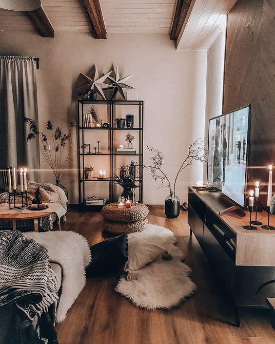 Стелаж ІКЕА в сучасному інтер'єрі вітальні, системи зберігання для книг та декору.