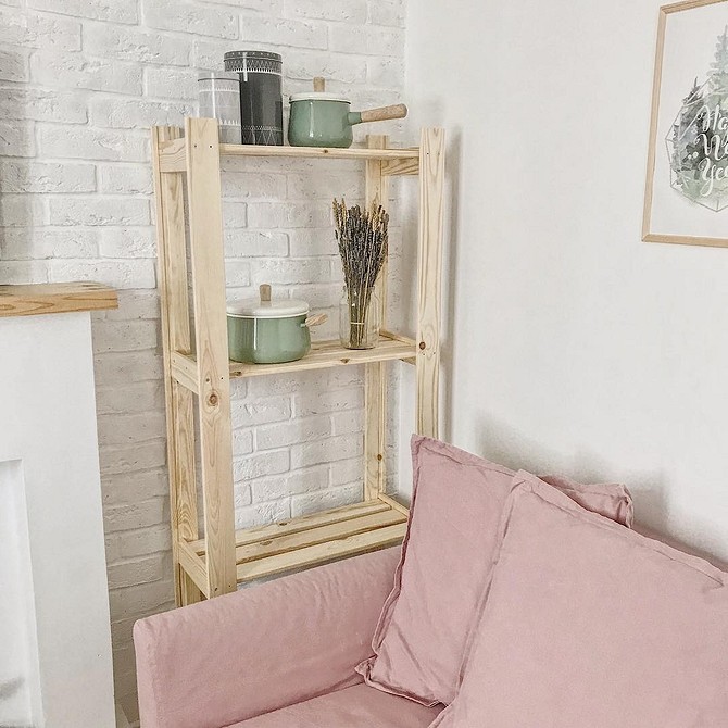 Сучасний інтер'єр вітальні з популярним стелажем ІКЕА для зберігання книг та декору.