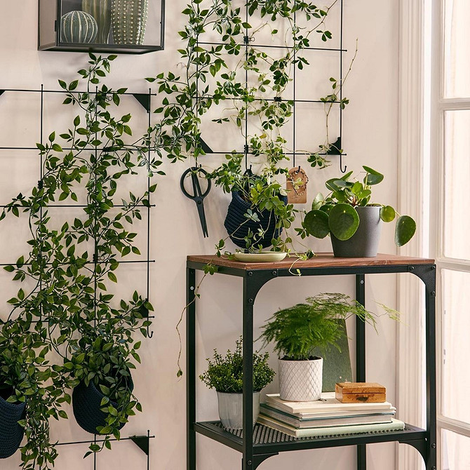 Стелажі ІКЕА в інтер'єрі вітальні: стильне та функціональне рішення для зберігання речей.