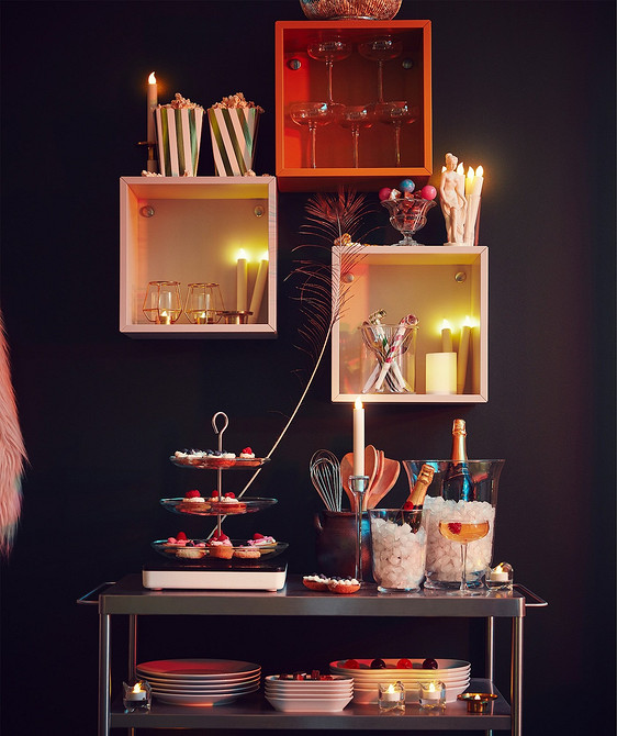 Модульні стелажі ІКЕА в інтер'єрі спальні, ідеальне рішення для організації гардеробу та зберігання речей.