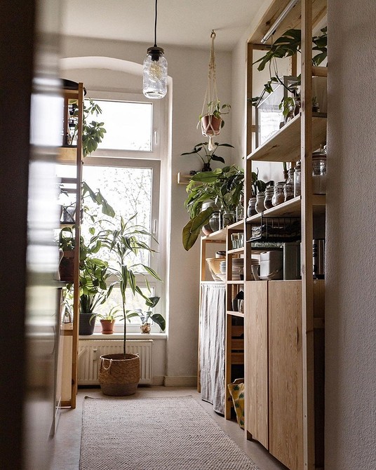 Білий стелаж ІКЕА в спальні: ідеальне рішення для зберігання одягу та аксесуарів