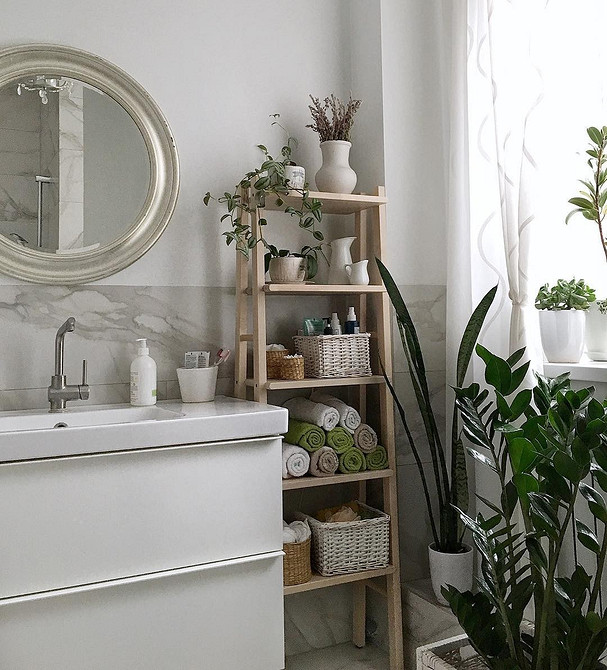 Ванна кімната з вологостійким стелажем ІКЕА для рушників, косметики та інших речей.