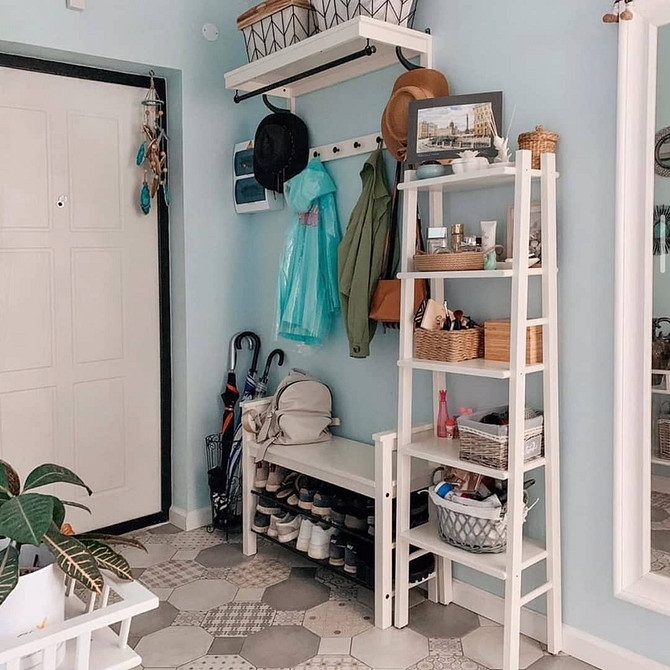 Гардеробна кімната з модульною системою стелажів ІКЕА для організації одягу та взуття.