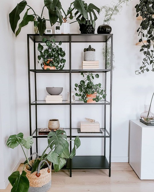 Модульний стелаж ІКЕА у дитячій кімнаті, зручне рішення для іграшок та дитячих речей.