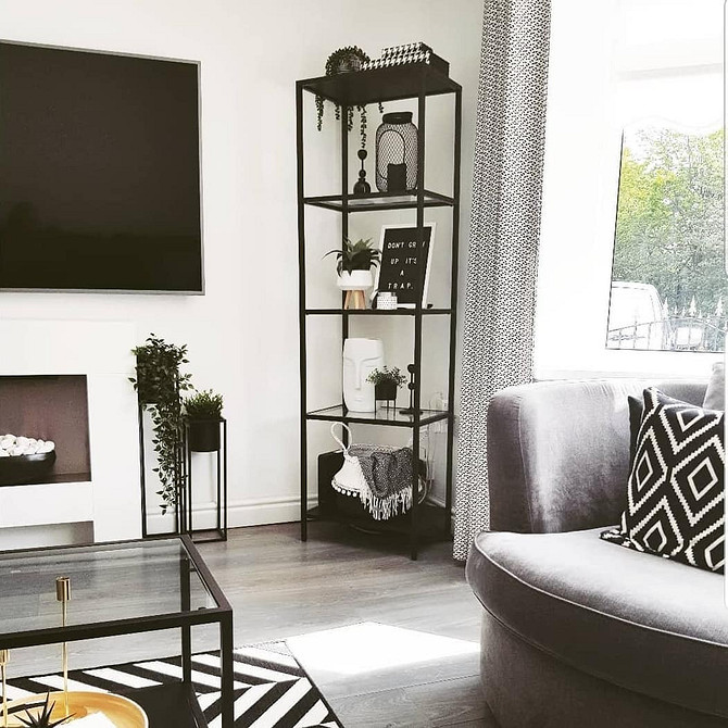 Відкритий стелаж ІКЕА в інтер'єрі вітальні, стильне рішення для декору та рослин.