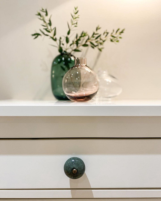 Ідея переробки комода Хемнэс: додавання дерев'яних панелей для рустикального стилю.