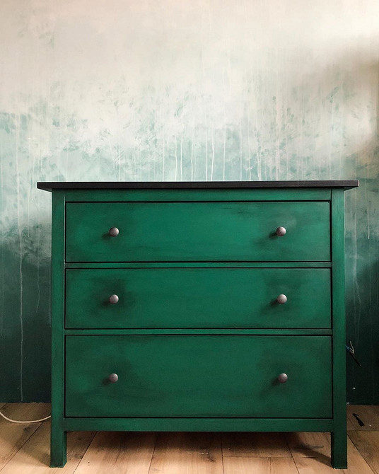 Оригінальний редизайн комода Хемнэс: комбінація кольорів та візерунків для унікального дизайну.