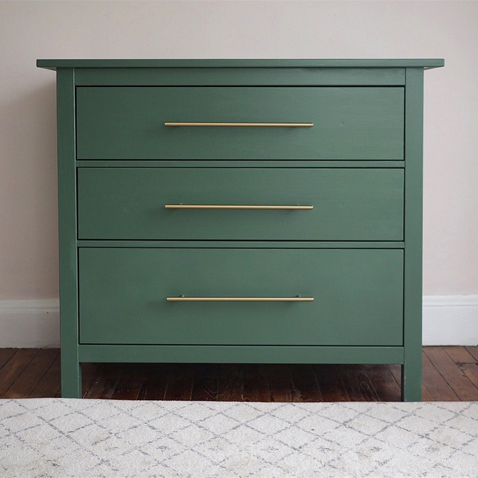 Оновлений комод Хемнэс: декор ручками та трафаретним малюнком для стильного вигляду.