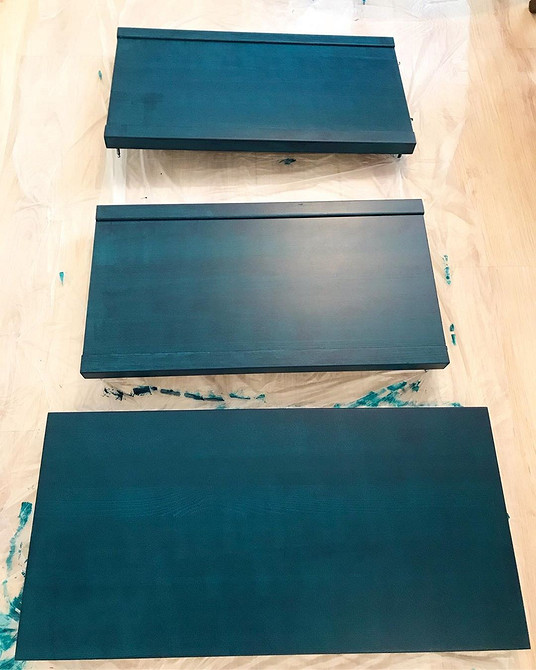 Оновлення меблів: комод Хемнэс з геометричним малюнком, нанесеним за допомогою трафарету.