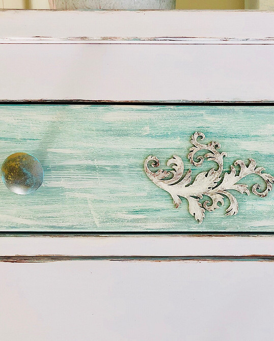 Комод Хемнэс: перетворення в стилі бохо за допомогою пензликів та етнічних мотивів.