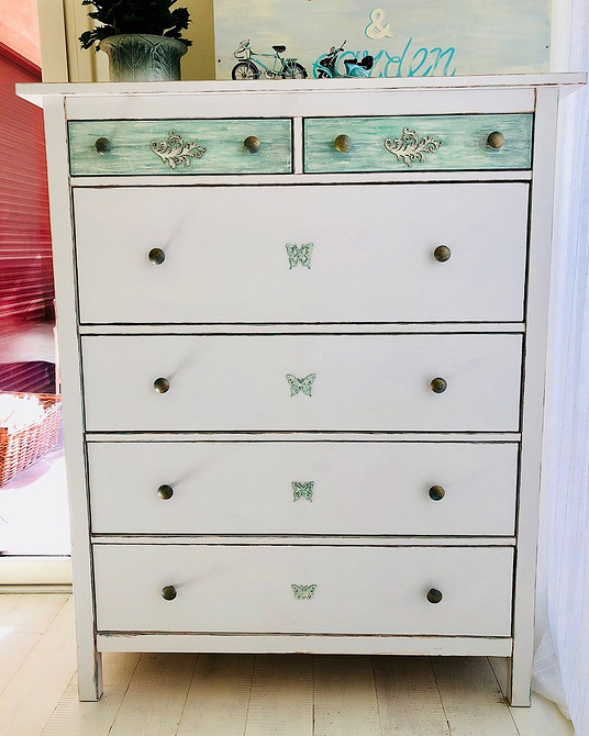 Декорований комод Хемнэс: використання наклейок та трафаретів для швидкого оновлення.