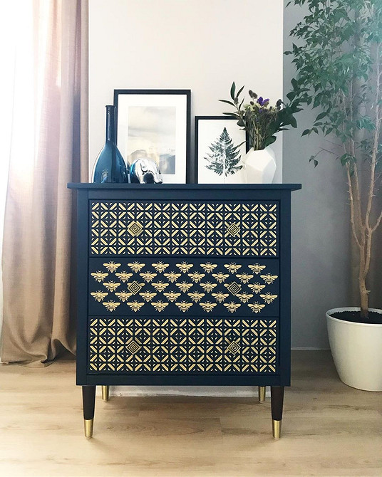 Фарбування комода Хемнэс в техніці омбре: плавний перехід кольорів для ефектного дизайну.