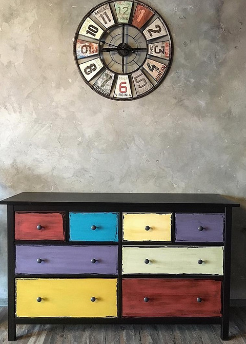 Комод Хемнэс після редизайну: використання текстурної фарби для створення унікального ефекту.