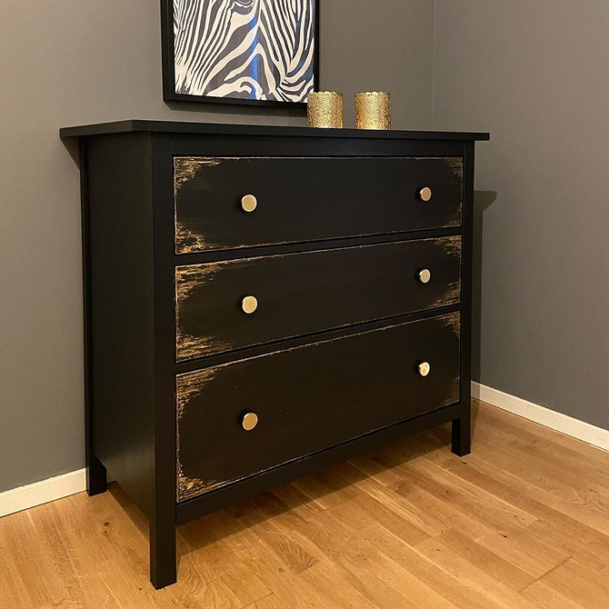 Комод Хемнэс після фарбування: використання техніки омбре для плавного переходу кольорів.