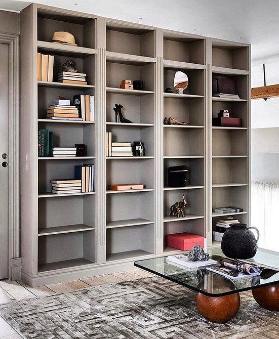 Переробка тумбочки IKEA: додавання нових ручок та фарбування для свіжого вигляду.