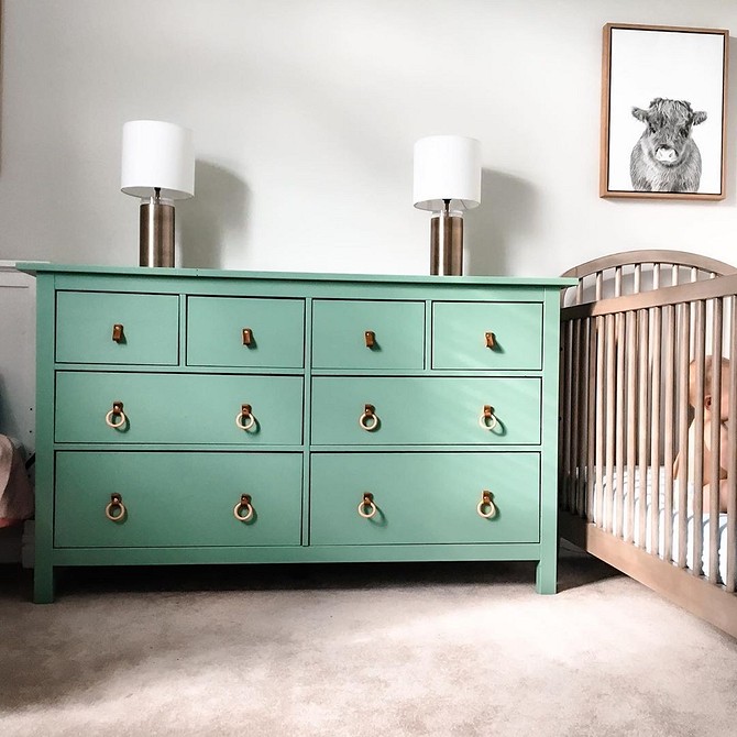 Кастомізація дивану IKEA: додавання нових подушок та чохла для оновлення вигляду.