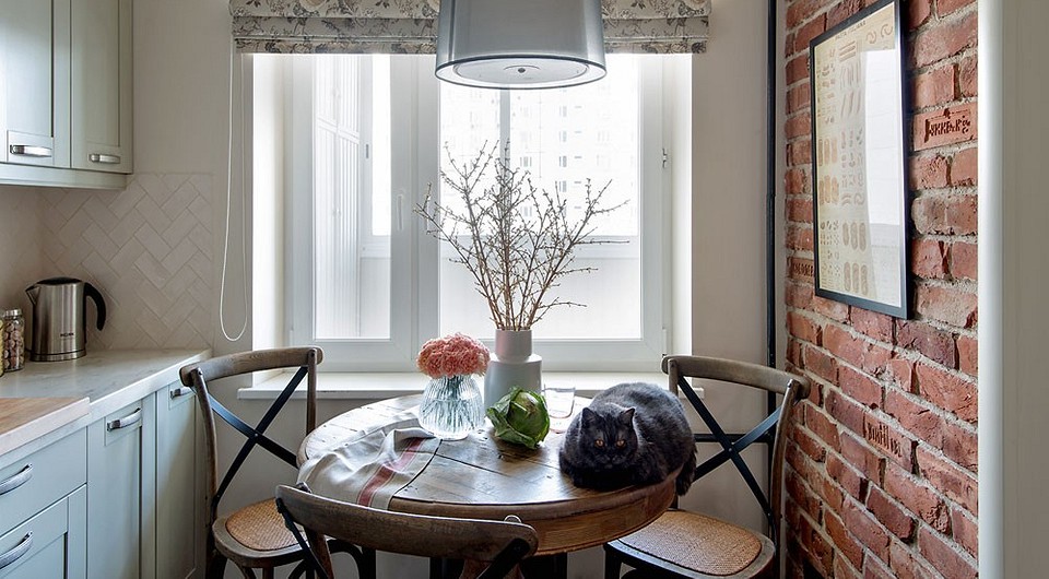 Вінтажні меблі в інтер'єрі: реставрована шафа в вітальню, вінтажний стиль.