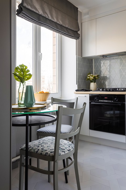 Вінтажні меблі в інтер'єрі: реставроване дзеркало в рамі, вінтажний стиль.