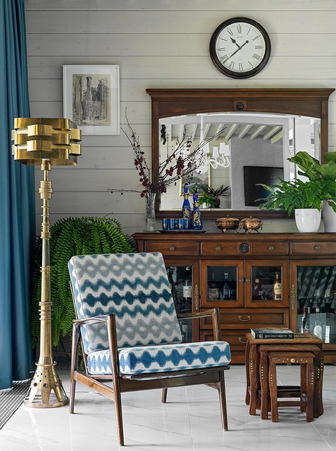 Вінтажні меблі: старе крісло в інтер'єрі після реставрації, дизайн кімнати.