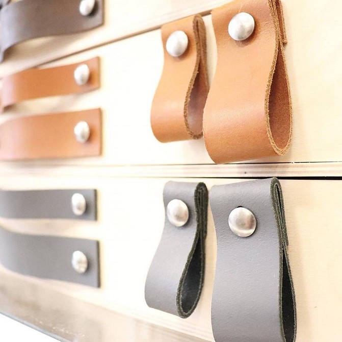 Ідея переробки комода Мальм: пофарбований комод з новими ручками в інтер'єрі кімнати.