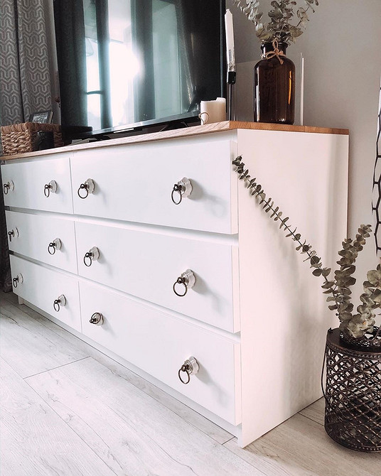 Переробка комода Мальм: стильний синій комод з золотими ручками та ніжками.