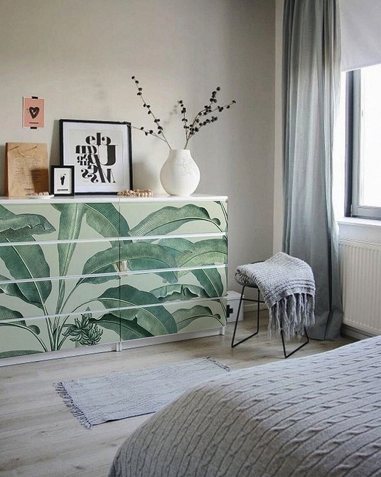 Декорування комода Мальм: використання шпалер або тканини для створення унікального дизайну.