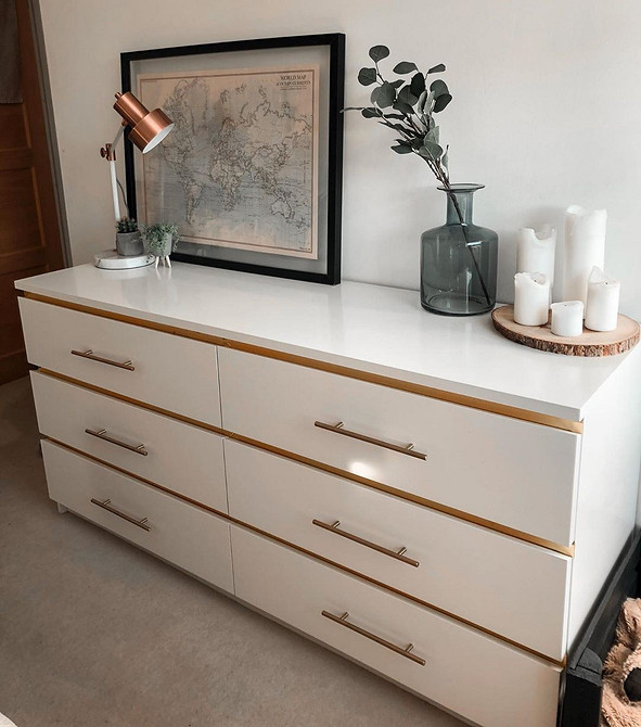 Оновлення меблів: білий комод Мальм з декоративними елементами в сучасному інтер'єрі.