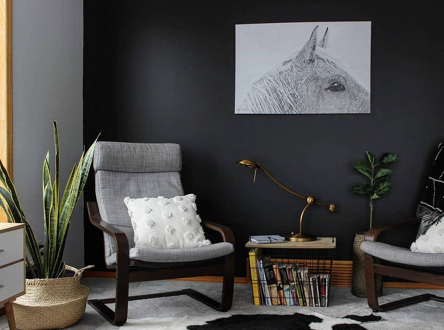 Компактне крісло ІКЕА для невеликої кімнати, економія простору та комфорт.